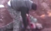 REGARDEZ. Un rebelle syrien mange de la chair humaine (âmes sensibles, s'abstenir)