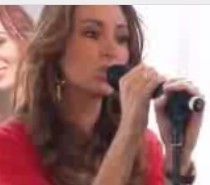 Voici la belle Marocaine Bouchra épouse de Robin Van Persie en mode chanteuse