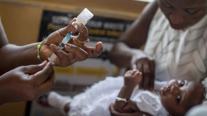 Paludisme : un candidat vaccin efficace à 77%, la phase 3 lancée.