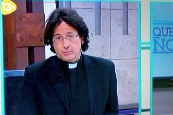 sacré sosie ! Un prêtre espagnol ressemble à d'Hollande