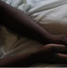 L’épouse surprend son mari en train de faire des attouchements à sa fille