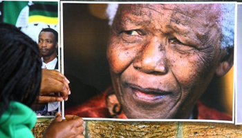 Nelson Mandela "communique" toujours avec ses proches, selon ses petites-filles