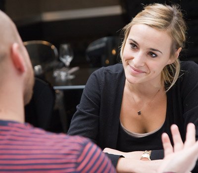 Séduction : interpréter les gestes féminins