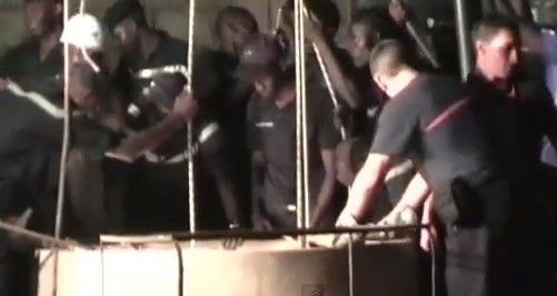 REGARDEZ. Un homme coincé dans un puits à Golf Sud