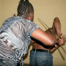 Battu par son époux, Batou lui mord les parties intimes