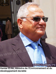 Un navire déverse du gasoil sur la plage de Soumbédioune