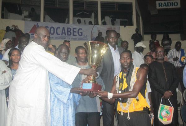 BASKET BALL-FINALE DU CHAMPIONNAT MESSIEURS Le Duc éjecte l'Ugb et s'empare du titre