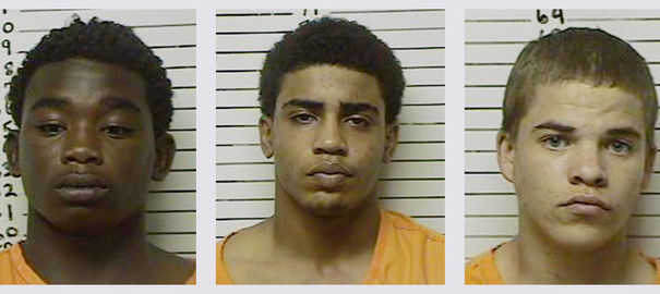 James Edwards, 15 ans, et Chancey Luna, 16 ans, ont été inculpés pour meurtre. Michael Dewayne Jones, 17 ans, est poursuivi pour complicité, pour avoir conduit la voiture d'où ont été tirés les coups de feu mortels.