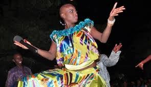 Anniversaire de Jolof Band : Ndèye Guèye chute, tombe et disparait de la salle.