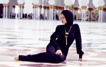 Rihanna quitte la mosquée d'Abou Dhabi après des poses suggestives