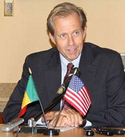 Lewis Lukens remet des équipement sportifs à la Fondation Olympafrica, vendredi