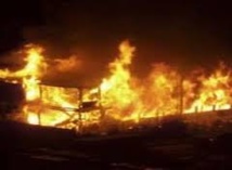 Incendie au Parc Lambaye : Deux baraques consumées par les flammes Incendie au Parc Lambaye : Deux baraques consumées par les flammes