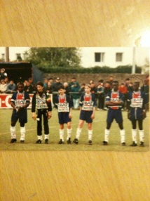 Thiam en compagnie de quelques joueurs de l'équipe jeune du PSG Thiam en compagnie de quelques joueurs de l'équipe jeune du PSG