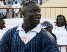 Eumeu Sène se faire désirer dans les rue de Dakar Eumeu Sène se faire désirer dans les rue de Dakar