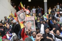 Les Sud-Africains s'inclinent devant la dépouille de Mandela