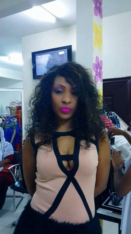 REGARDEZ. Le décolleté de Viviane, ne vous en privez pas...