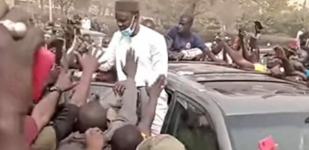 Ousmane Sonko à l'UCAD : Son véhicule caillassé, il prend la fuite