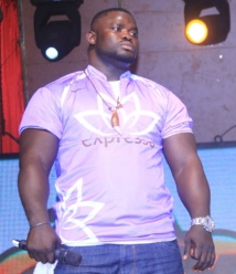 La cuisse enflée, Eumeu Sène se déplace avec des béquilles La cuisse enflée, Eumeu Sène se déplace avec des béquilles