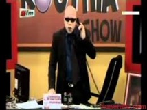 Karim Wade à Kouthia qui voulait lui parler en français: « Non Waxal wolof* » Karim Wade à Kouthia qui voulait lui parler en français: « Non Waxal wolof* »