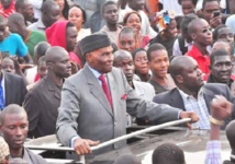 Les cadres libéraux lavent leur linge sali par Wade