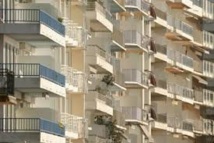 Son époux la roue de coups de poing, elle chute du deuxième étage