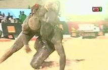 Lutte avec frappe : « Thiat » tire sur « Ambulance » qui se renverse Lutte avec frappe : « Thiat » tire sur « Ambulance » qui se renverse