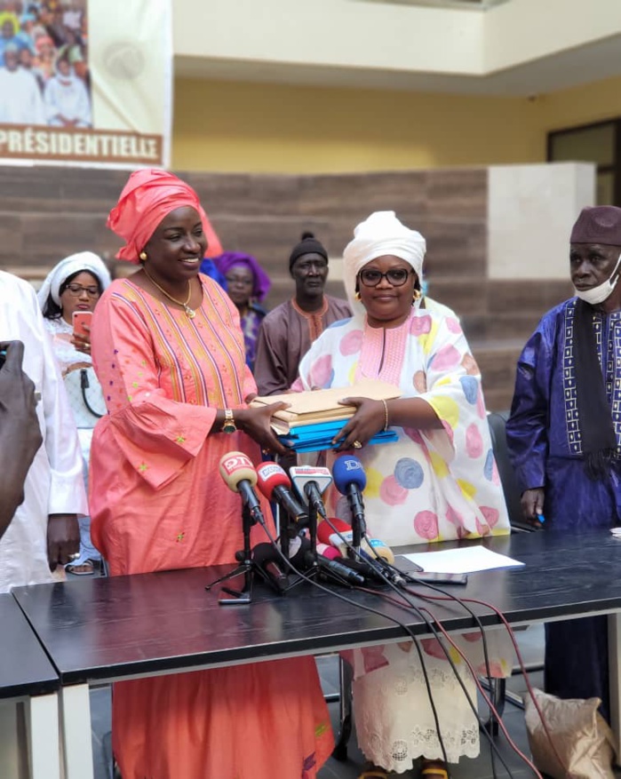 Législatives 2022 / Remettant les 10.000 parrains de la coalition Macky 2012 : le message de paix de la coordonatrice