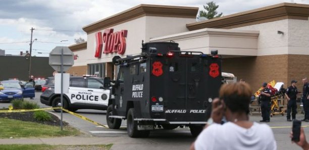 Tuerie à Buffalo aux États-Unis, le FBI parle d'une "motivation raciale"