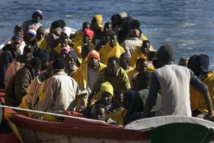 Virus Ebola : Des pirogues remplies de guinéens accostent à Elinkine Virus Ebola : Des pirogues remplies de guinéens accostent à Elinkine