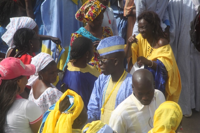 Les militants du PDS quittent la permanence pour rallier l'aéroport à pied