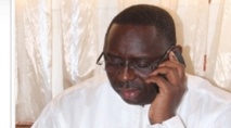 Macky Sall et son téléphone portable Macky Sall et son téléphone portable