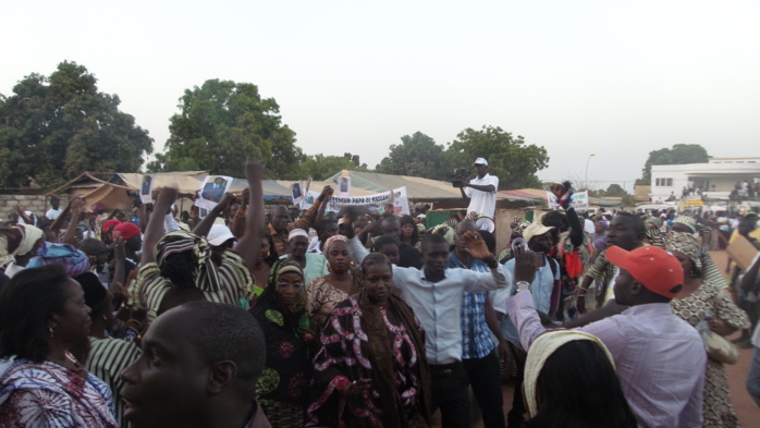 Wade apparaît, provoque l'hystérie de ses militants… mais joue la carte de l’apaisement Wade apparaît, provoque l'hystérie de ses militants… mais joue la carte de l’apaisement