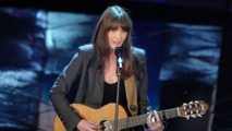 Carla Bruni chante sa "Little French Song" sur le plateau d'Ellen DeGeneres Carla Bruni chante sa "Little French Song" sur le plateau d'Ellen DeGeneres