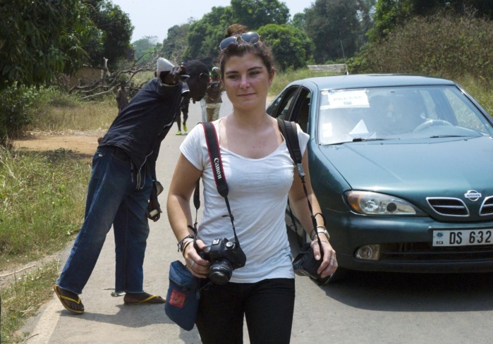 La journaliste française Camille Lepage à Damara, au nord de Bangui, le 21 février 2014 (Photo Fred Dufour. AFP)
