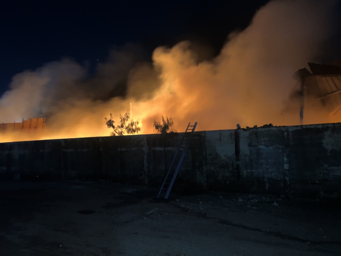  Grave incendie dans un entrepôt de matériels électroménagers à Cambérène, plusieurs centaines de millions partis en fumée.