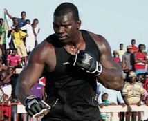 Malick Niang, le "boxeur" mis  presque  Ko par Ama Baldé