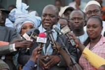 Rassemblement devant la (Crei) : Oumar Sarr et Cie arrêtés puis relâchés Rassemblement devant la (Crei) : Oumar Sarr et Cie arrêtés puis relâchés