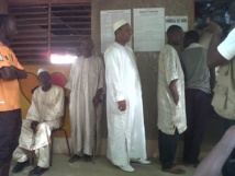 Kolda: Le ministre Abdoulaye Bibi Baldé fait la queue Kolda: Le ministre Abdoulaye Bibi Baldé fait la queue