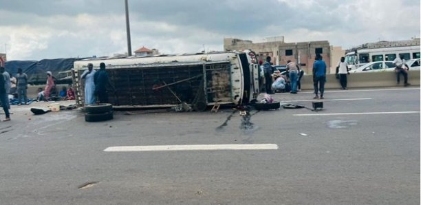 Pikine : Un car Ndiaga Ndiaye se renverse sur l'autoroute