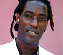 Mame Gor Diazaka bastonné par un gorille de Cheikh Amar