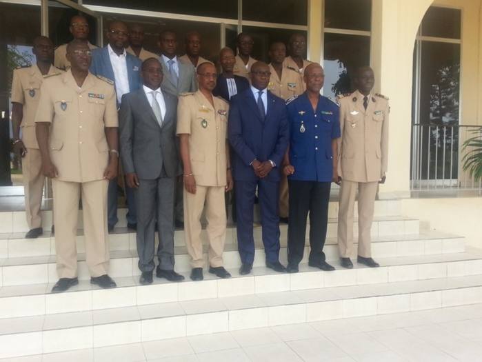 Un ancien enfant de troupe remet du matériel au Prytanée militaire Un ancien enfant de troupe remet du matériel au Prytanée militaire