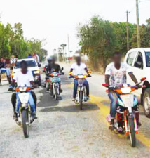 Kolda : Des conducteurs de motos Jakarta violent 5 filles Kolda : Des conducteurs de motos Jakarta violent 5 filles