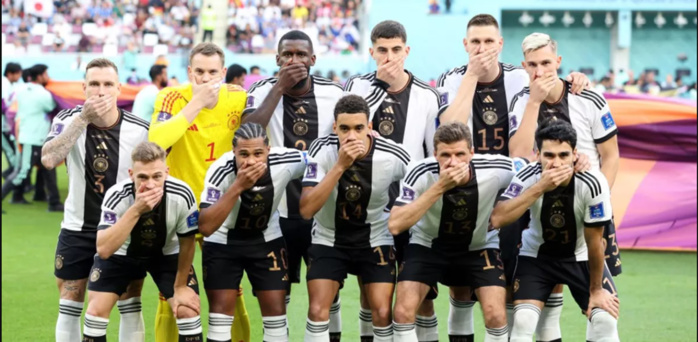 Interdiction Brassard LGBT : Les 11 joueurs allemands protestent et se couvrent la bouche Interdiction Brassard LGBT : Les 11 joueurs allemands protestent et se couvrent la bouche