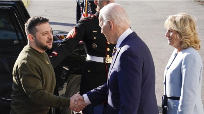 Le président ukrainien Volodymyr Zelensky, qui n’a pas quitté son pays depuis l’invasion par la Russie, est reçu ce mercredi à la Maison Blanche par Joe Biden. Il doit ensuite s’adresser au Congrès américain. Le président ukrainien Volodymyr Zelensky, qui n’a pas quitté son pays depuis l’invasion par la Russie, est reçu ce mercredi à la Maison Blanche par Joe Biden. Il doit ensuite s’adresser au Congrès américain.