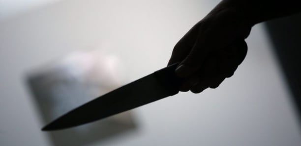 Un enseignant assène plusieurs coups de couteau à son collègue qu’il soupçonne de…