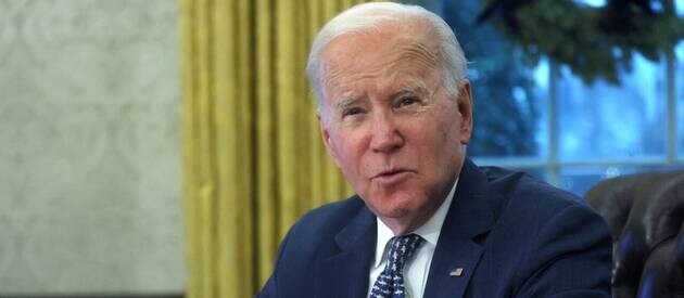 Biden promulgue une loi de finances de 1.700 milliards de dollars