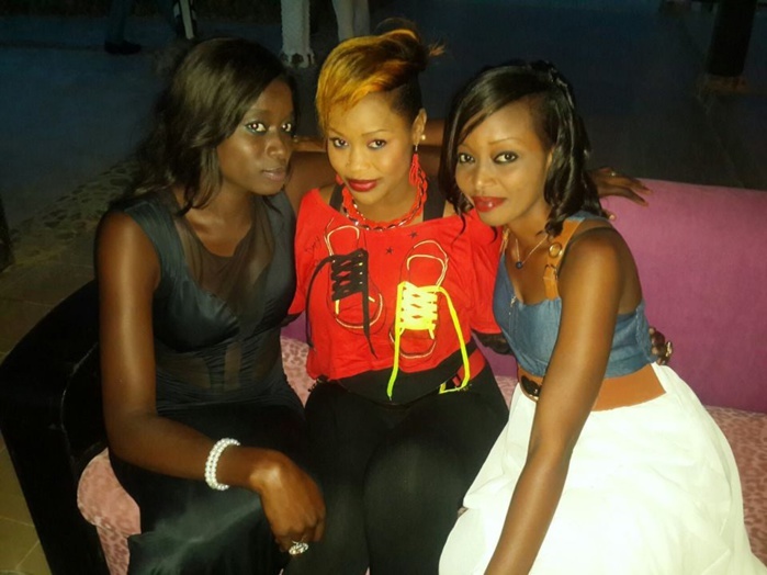 Guigui en compagnie de l'équipe de 100% buzz