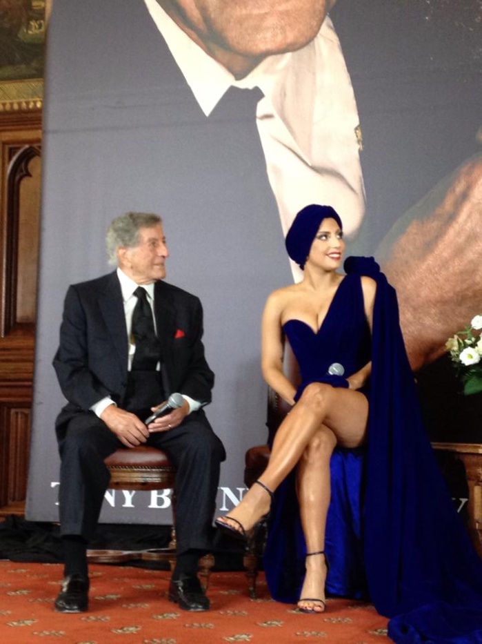 LadyGaga‬ rencontre la presse dans le hall des mariages de l'hôtel de ville de ‪Bruxelles