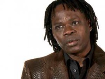 A l’enterrement de son fils, Baba Maal a craqué A l’enterrement de son fils, Baba Maal a craqué