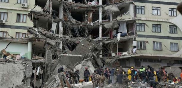 Séisme en Turquie et Syrie: près de 2.000 morts, deuxième secousse puissante